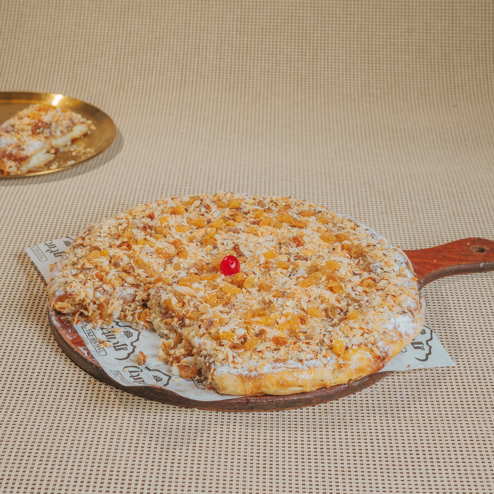 فطيرة كريمة مكسرات  ( جوز + زبيب + فول سوداني)