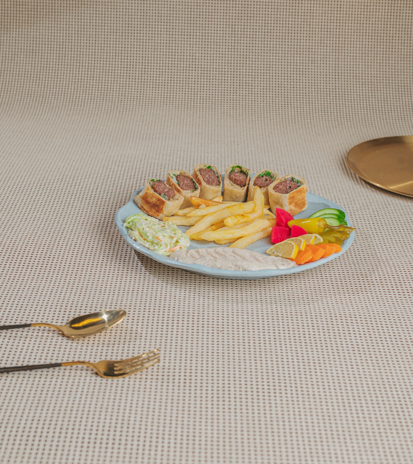 وجبة كفتة علي الفحم عربي